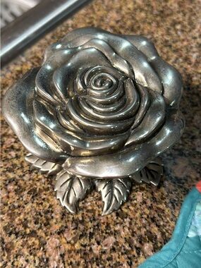 Victorian Rose Jewelry Box Godinger Silverplated Repoussé Hinged Metal
Pewter
